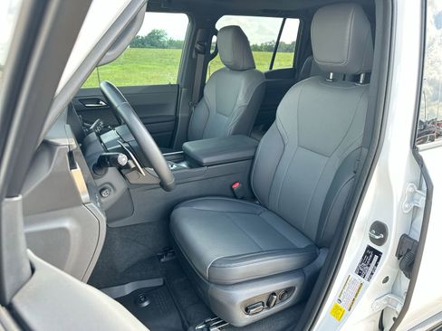 Used 2026 Lexus GX 550 w/ Accessory Package (2T) AWD/4WD image 11