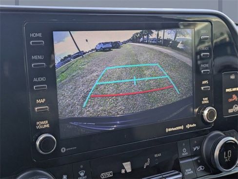 Used 2021 Toyota Highlander XLE image 27