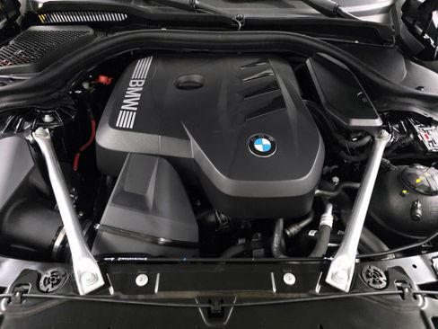 Used 2025 BMW 530i w/ M Sport Package RWD image 7