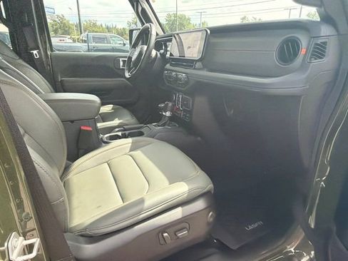 Used 2024 Jeep Gladiator Mojave AWD/4WD image 9