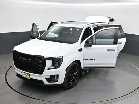 Used 2022 GMC Yukon Denali w/ Denali Premium Package image 31