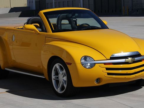 Used 2003 Chevrolet SSR w/ Preferred Equipment Group image 3