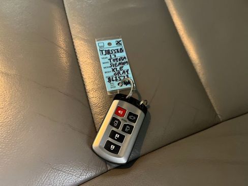 Used 2017 Toyota Sienna XLE image 69