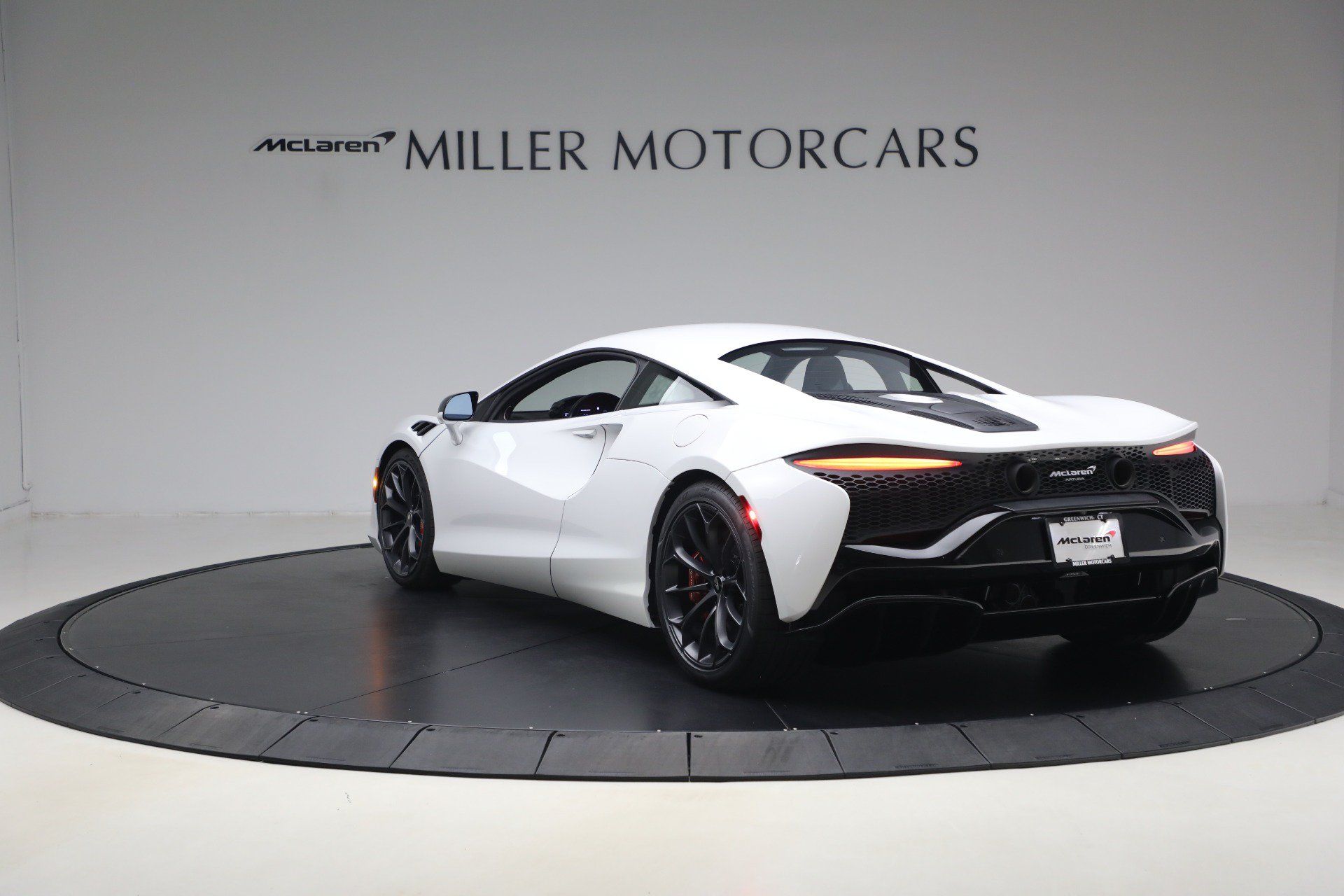 Used 2023 McLaren Artura RWD image 5