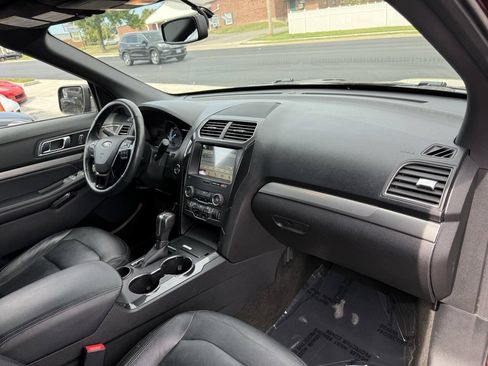 Used 2018 Ford Explorer XLT w/ Equipment Group 202A FWD image 11