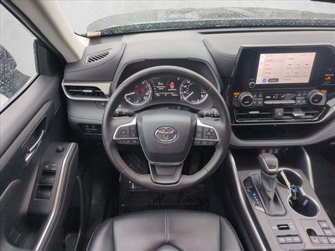 Used 2023 Toyota Highlander XLE image 14