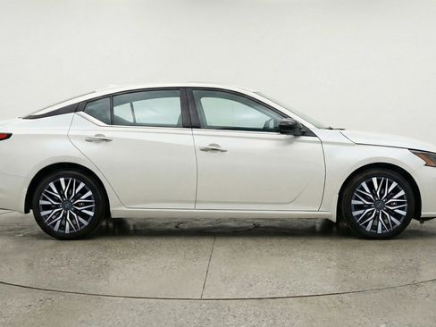 Used 2025 Nissan Altima 2.5 SV FWD image 9