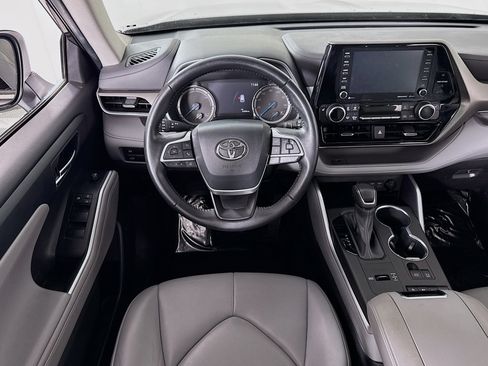Used 2022 Toyota Highlander XLE AWD/4WD image 19