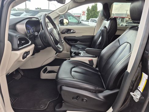 Used 2024 Chrysler Pacifica Touring-L FWD image 16