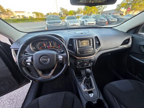 Used 2016 Jeep Cherokee Latitude FWD image 10