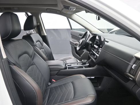 Used 2023 Nissan Pathfinder Platinum w/ Black Appearance Package AWD/4WD image 24
