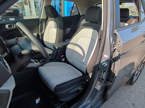 Used 2025 Hyundai Venue SEL image 19