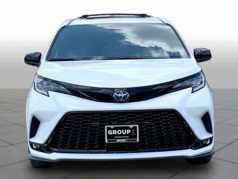 Used 2025 Toyota Sienna XSE FWD image 4