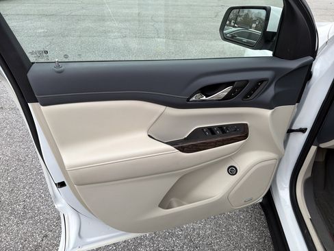 Used 2020 GMC Acadia Denali w/ Technology Package image 3