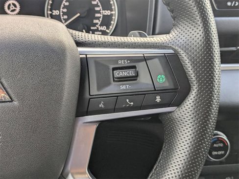 Used 2025 Mitsubishi Outlander SE image 14