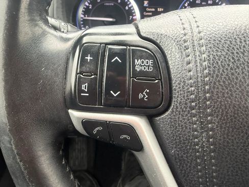 Used 2017 Toyota Highlander XLE w/ Carpet Mat Package AWD/4WD image 13