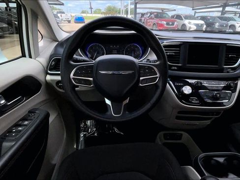 Used 2020 Chrysler Pacifica Touring FWD image 5