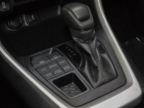 Used 2020 Toyota RAV4 XLE image 32