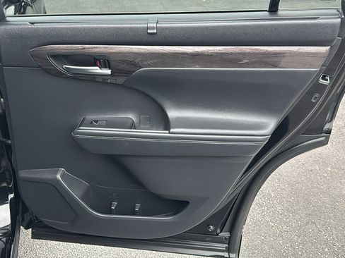 Used 2020 Toyota Highlander Limited FWD image 24