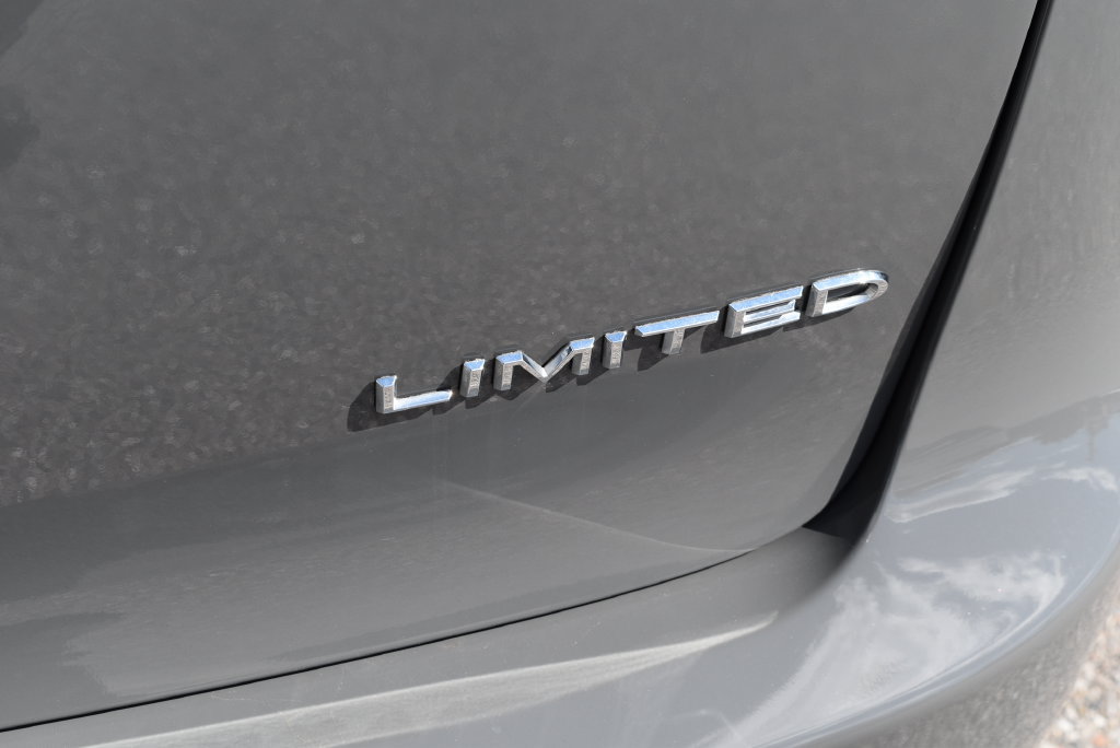 Used 2023 Chrysler Pacifica Limited FWD image 7
