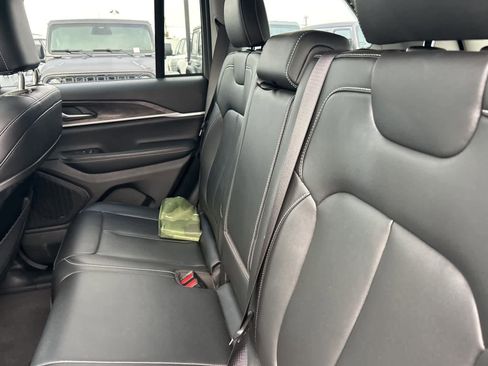 Used 2023 Jeep Grand Cherokee Limited w/ Black Appearance Package image 40