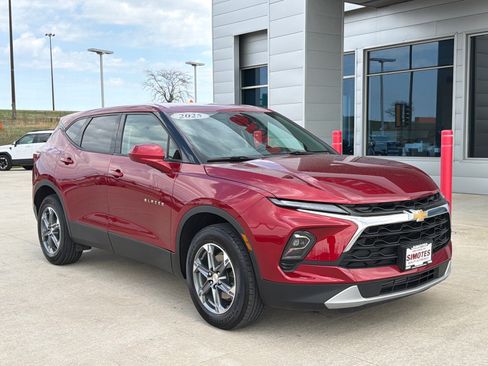 Used 2025 Chevrolet Blazer LT image 2