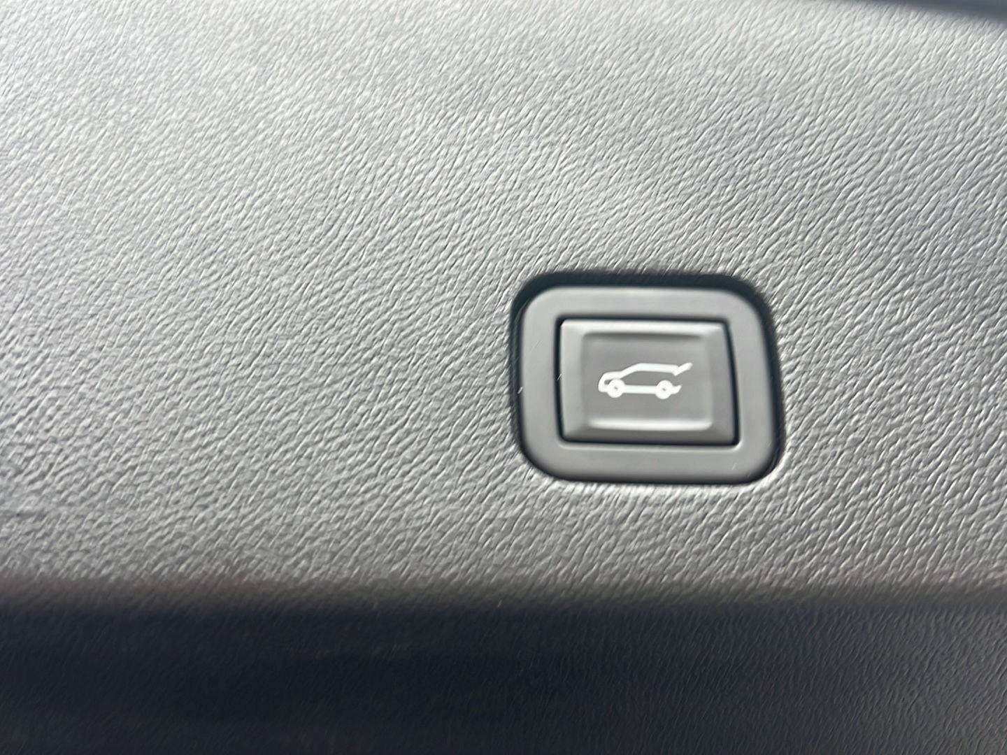 Used 2024 Cadillac XT6 Premium Luxury AWD/4WD image 39