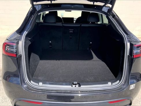 Used 2024 Tesla Model Y 2WD image 17