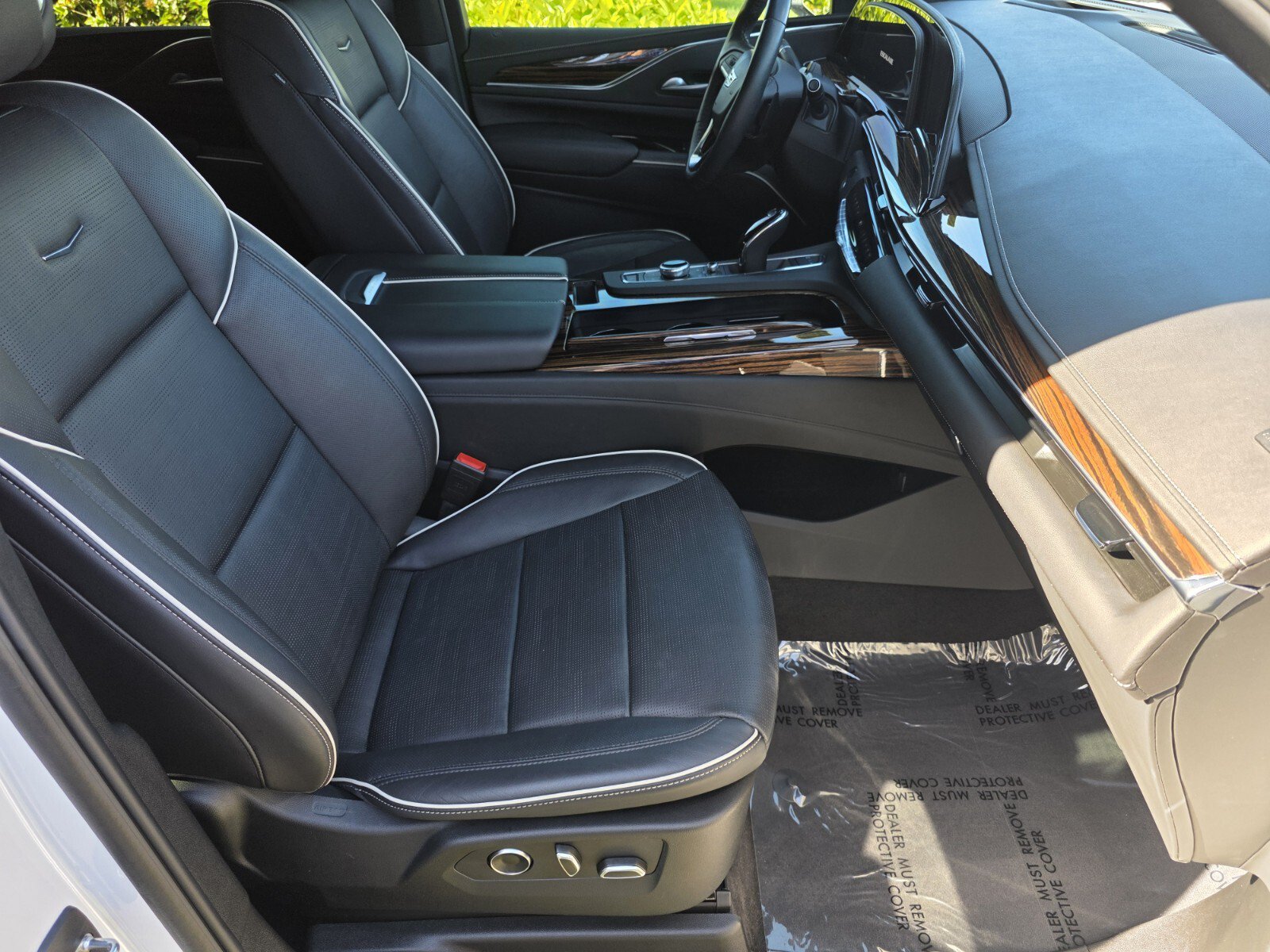 Used 2024 Cadillac Escalade ESV Premium Luxury w/ Performance Package AWD/4WD image 3