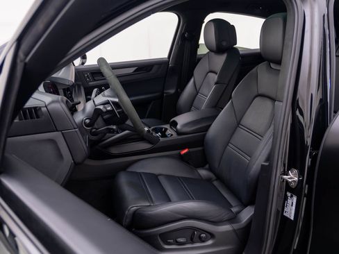 Certified 2025 Porsche Cayenne GTS AWD/4WD image 5