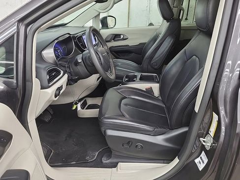 Used 2023 Chrysler Pacifica Touring-L FWD image 7