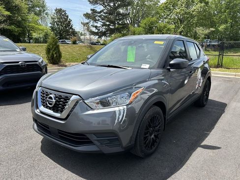 Used 2020 Nissan Kicks S image 3