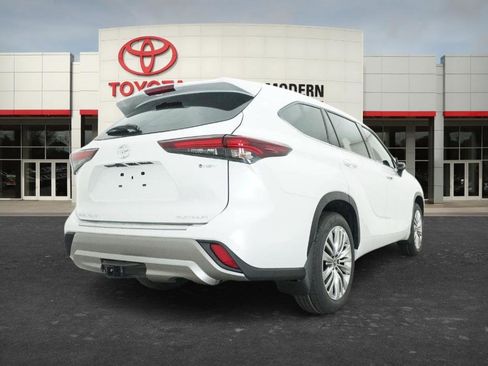 New 2026 Toyota Highlander Platinum image 17