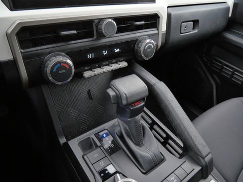 Certified 2024 Toyota Tacoma TRD Off-Road AWD/4WD image 24