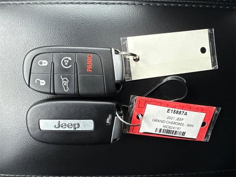 Used 2021 Jeep Grand Cherokee Laredo X image 3