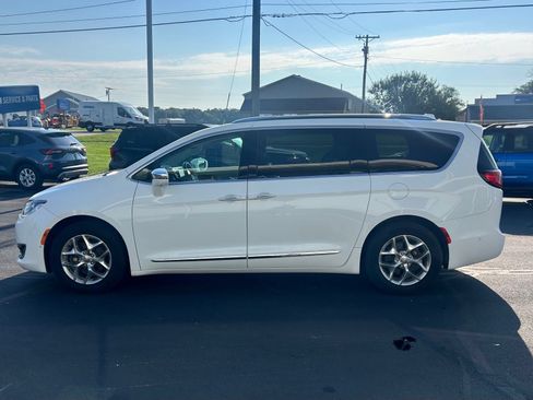 Used 2017 Chrysler Pacifica Limited w/ UConnect Theater Package FWD image 5