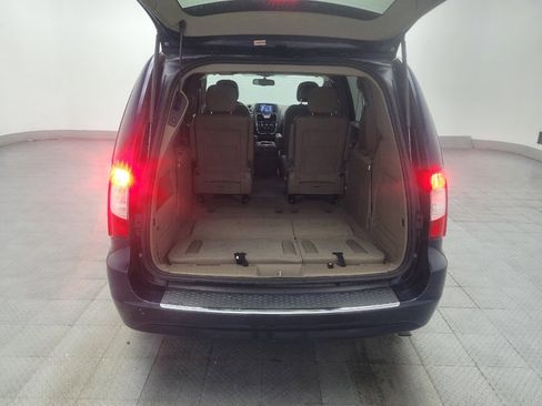 Used 2016 Chrysler Town & Country LX FWD image 29