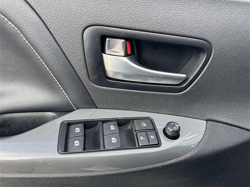 Used 2019 Toyota Sienna SE image 21
