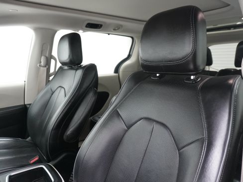 Used 2018 Chrysler Pacifica Limited FWD image 10