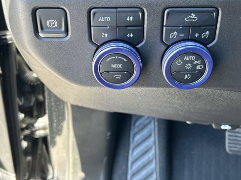 Used 2025 Chevrolet Silverado 1500 LT Trail Boss w/ Convenience Package II AWD/4WD image 18