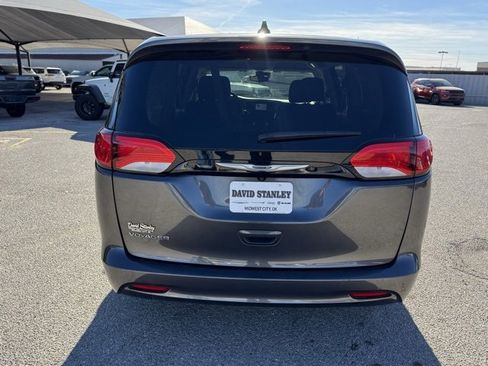 Certified 2023 Chrysler Voyager LX image 5