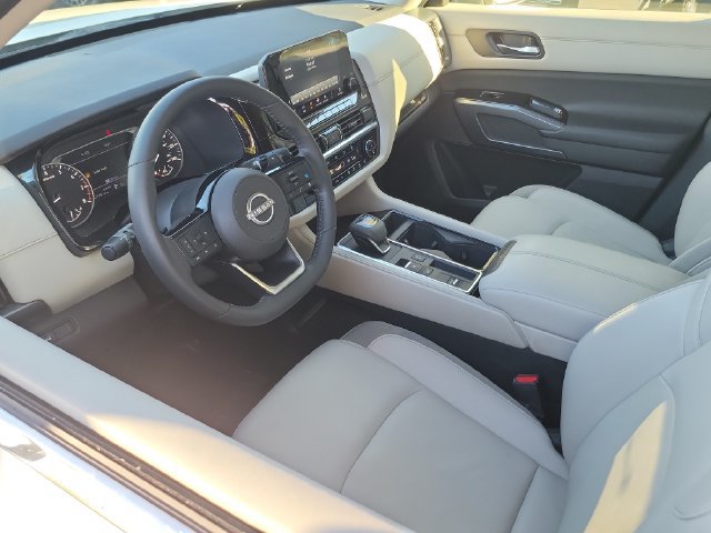 Used 2023 Nissan Pathfinder SL w/ Lighting Package (N92) FWD image 3