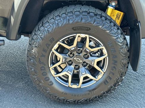 Used 2024 Chevrolet Colorado ZR2 w/ Technology Package image 32