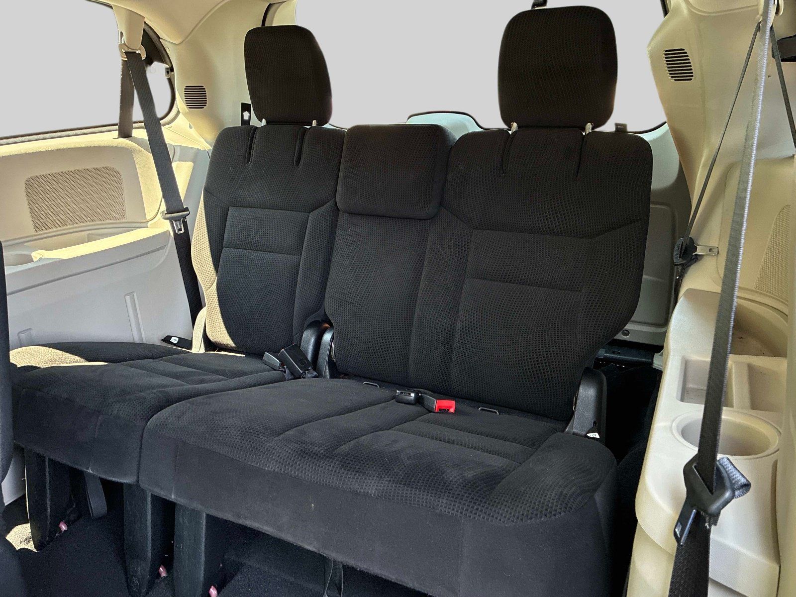 Used 2016 Dodge Grand Caravan SXT w/ Rear Park Assist Package FWD image 16