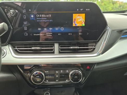 Used 2025 Chevrolet Trax LT w/ LT Convenience Package FWD image 34