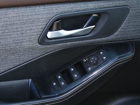 Used 2023 Nissan Rogue SV image 11