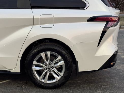 Used 2024 Toyota Sienna Limited image 40