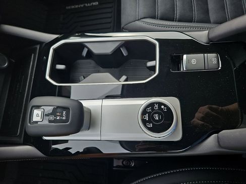 New 2025 Mitsubishi Outlander SE image 29