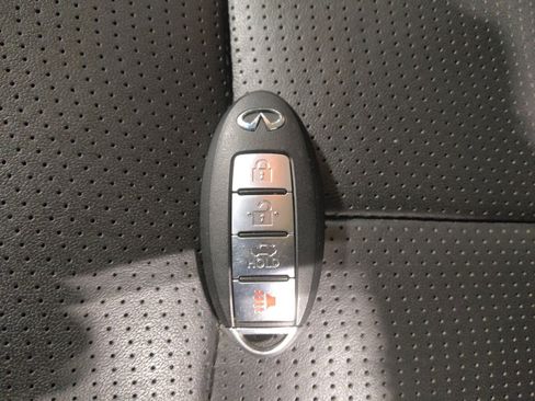 Used 2017 INFINITI Q70 3.7 image 32