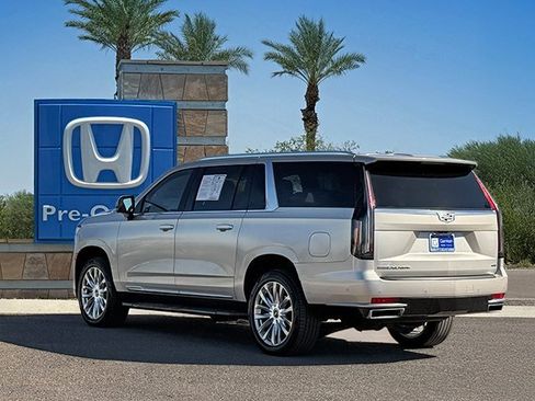 Used 2024 Cadillac Escalade ESV Premium Luxury image 4